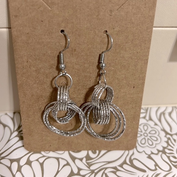 Jewelry - 🆕 Silver Tone Earrings